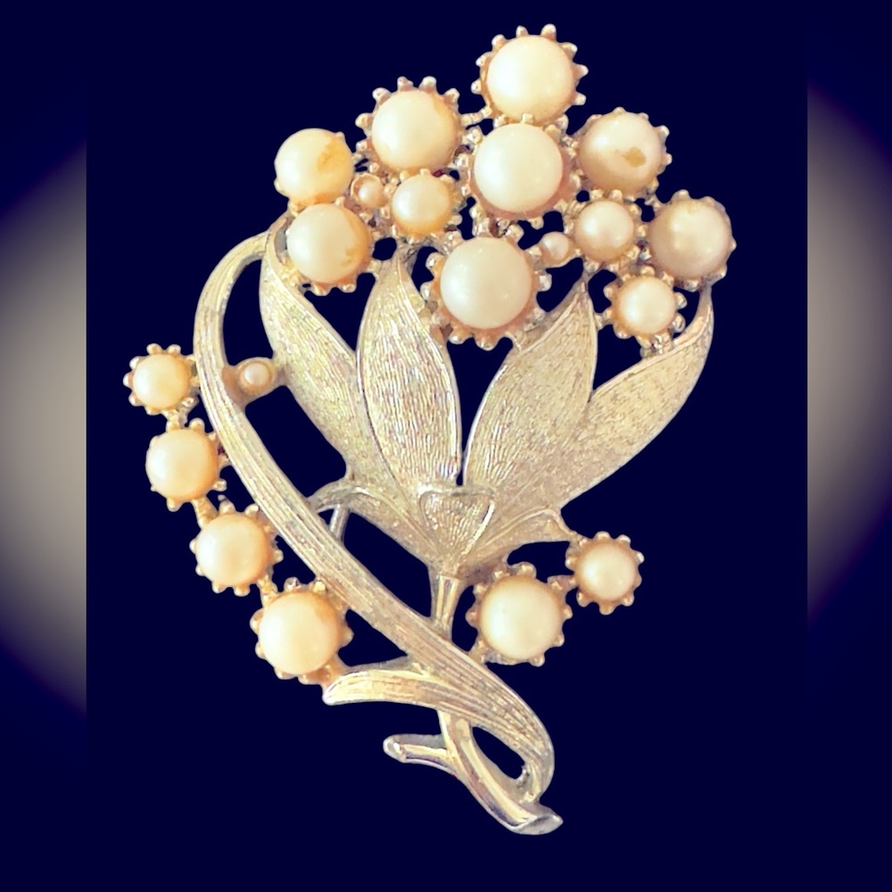 Vintage 50’s CORO Brooch with faux pearl gold clusters.